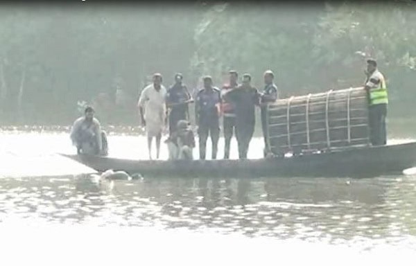 নদীতে মালয়েশিয়া প্রবাসীর লাশ উদ্ধারের জন্য উদ্ধারকারীরা কাজ করছে. Channel i News - চ্যানেল আই নিউজ