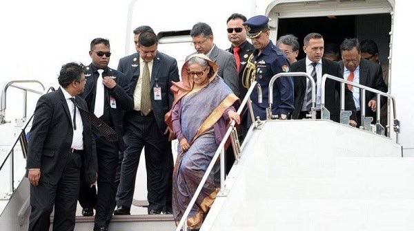 প্রধানমন্ত্রী ও তার সফরসঙ্গীরা বিমান থেকে নামছেন. Channel i News - চ্যানেল আই নিউজ