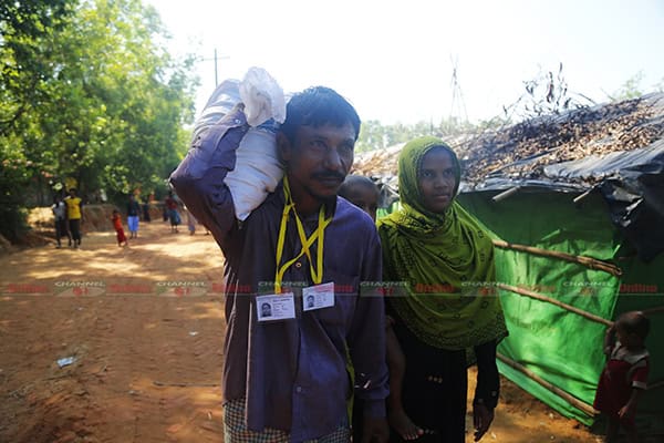 রোহিঙ্গা শরণার্থী ক্যাম্পে একজন পুরুষ ও একজন নারী, জীবনযাত্রার চিত্র।. Channel i News - চ্যানেল আই নিউজ