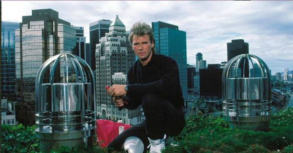 ম্যাকগাইভার সিরিজে নাম ভূমিকায় অভিনয় করেন রিচার্ড ডিন অ্যান্ডারসন।