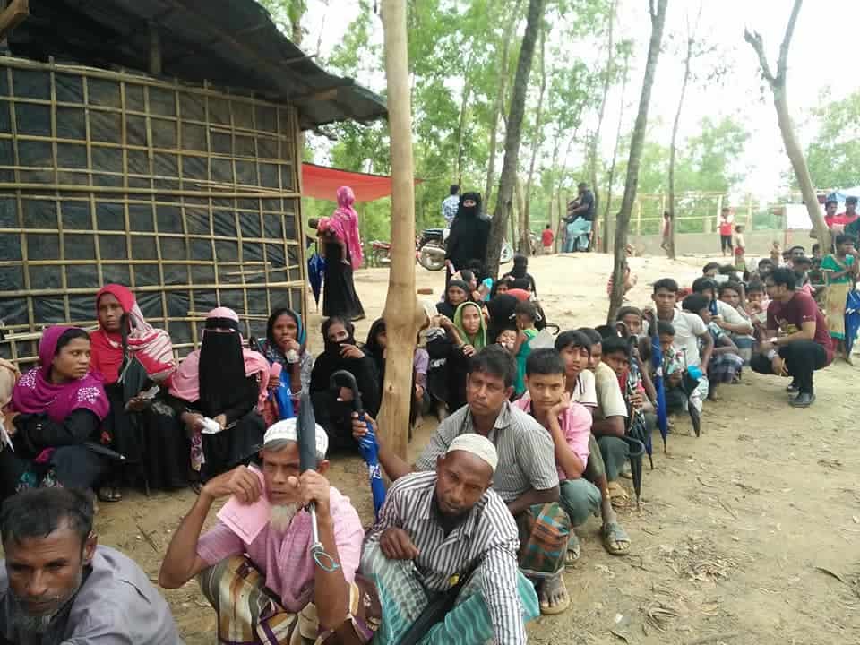 শীত মৌসুমে রোহিঙ্গাদের জন্য প্রস্তুতিতে লাইন ধরে থাকা মানুষ. Channel i News - চ্যানেল আই নিউজ