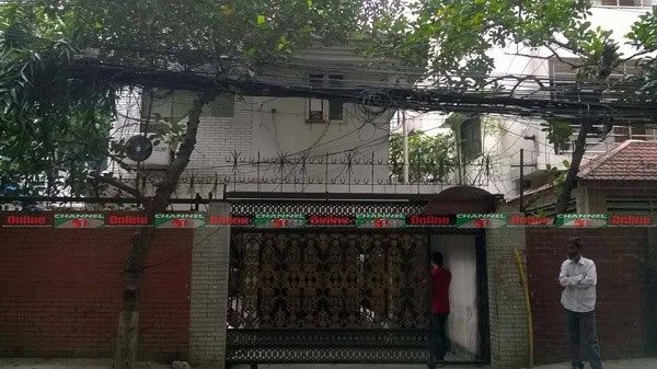 নিহত ব্যক্তির জন্য শোক প্রকাশ করছে পুলিশ ও স্থানীয়রা. Channel i News - চ্যানেল আই নিউজ