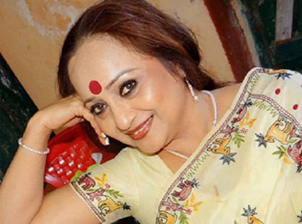 বাংলাদেশি নারী শিল্পীর ছবি, হাসিমুখে পোজ দিচ্ছেন. Channel i News - চ্যানেল আই নিউজ