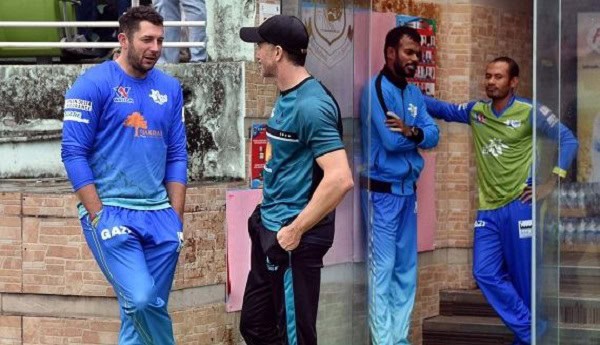ক্রিকেটাররা মাঠের বাইরে আলোচনা করছে, ম্যাচের পরিস্থিতি নিয়ে আলোচনা. Channel i News - চ্যানেল আই নিউজ