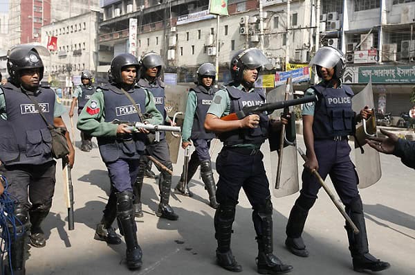 পুলিশের নিরাপত্তা বাহিনী সড়কে অবস্থান করছে, নিরাপত্তা নিশ্চিত করছে. Channel i News - চ্যানেল আই নিউজ