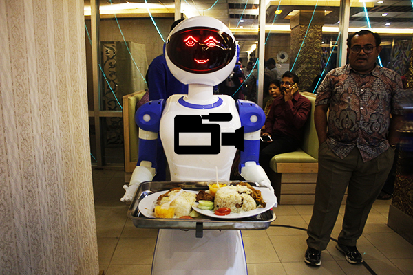 ঢাকায় আসাদগেটের কাছে ফ্যামিলি ওয়ার্ল্ড টাওয়ারের দ্বিতীয় তলার দেশের প্রথম রোবট রেস্টুরেন্ট যাত্রা শুরু করলো