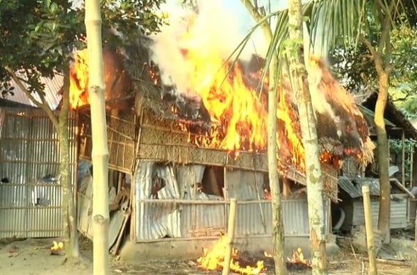 হিন্দু বাড়িতে আগুন