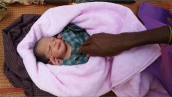 ধানক্ষেতে জন্ম নেয়া রোহিঙ্গা শিশু। ছবি: ইউনিসেফ