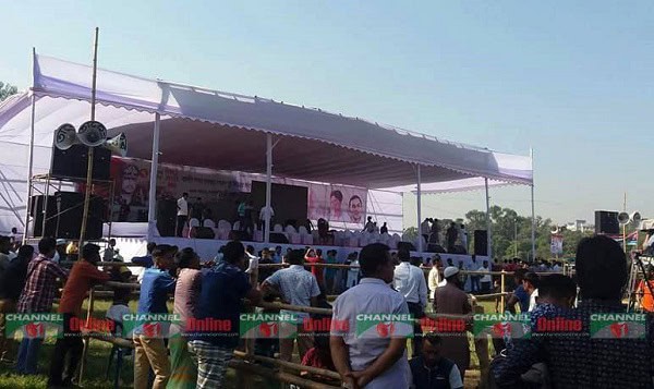 বিএনপির সমাবেশের জন্য প্রস্তুত করা হয়েছে একটি বড় মঞ্চ ও জনসমাগম।. Channel i News - চ্যানেল আই নিউজ