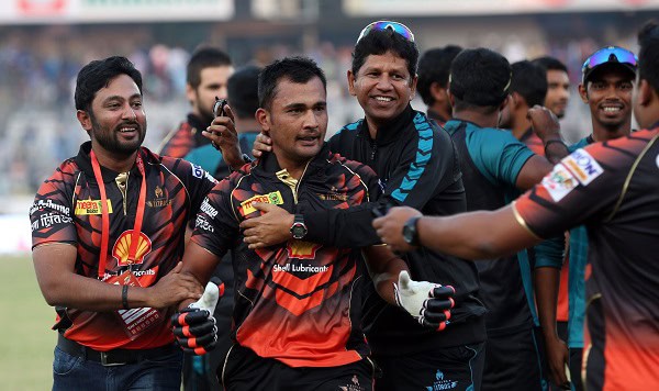 ক্রিকেট খেলোয়াড়রা জয়ের উদযাপন করছে, আনন্দে ভাসছে দলটি. Channel i News - চ্যানেল আই নিউজ
