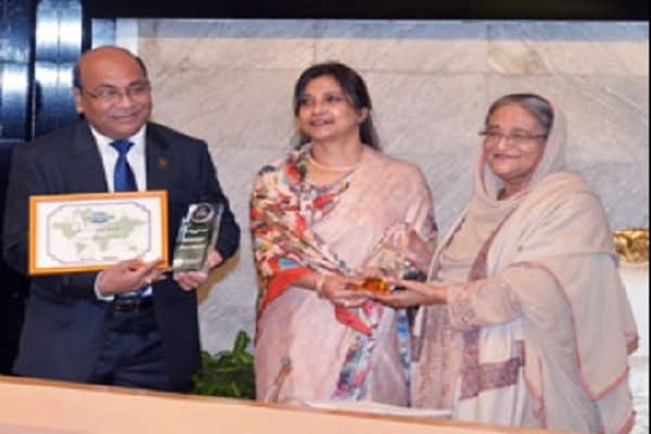 প্রধানমন্ত্রীর হাতে ডিজিটাল গভর্নমেন্ট অ্যাওয়ার্ড গ্রহণ করছেন একজন নারী. Channel i News - চ্যানেল আই নিউজ