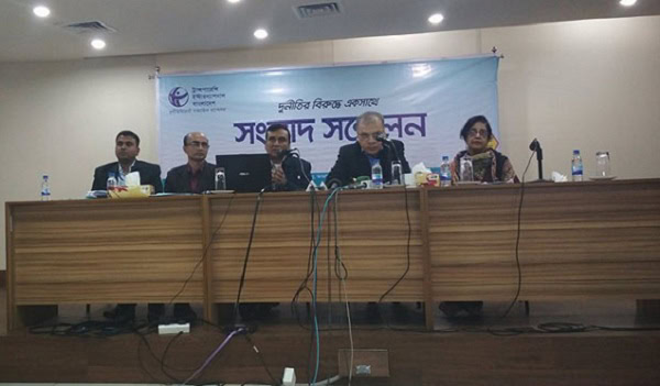 সেমিনার ও আলোচনা সভায় বক্তারা সোনার বাজার নিয়ন্ত্রণের গুরুত্ব আলোচনা করছেন. Channel i News - চ্যানেল আই নিউজ