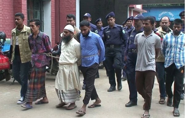 আটক জেএমবি সদস্যদের সঙ্গে পুলিশ ও আইনশৃঙ্খলা বাহিনী. Channel i News - চ্যানেল আই নিউজ