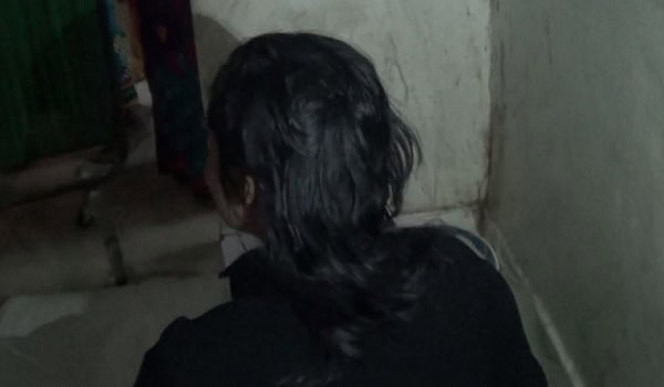 অপহৃত নারী মুখ ঢেকে রেখেছেন, পেছন থেকে দেখা যাচ্ছে. Channel i News - চ্যানেল আই নিউজ