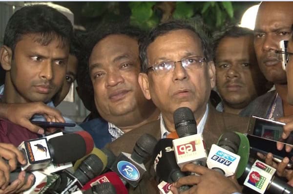 আইনমন্ত্রী সাংবাদিকদের সঙ্গে কথা বলছেন, বেশ কিছু সাংবাদিক তার পাশে দাঁড়িয়ে. Channel i News - চ্যানেল আই নিউজ