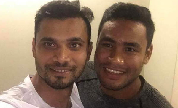 দুই বন্ধু হাসিমুখে ছবি তুলছেন, একে অপরের পাশে দাঁড়িয়ে. Channel i News - চ্যানেল আই নিউজ