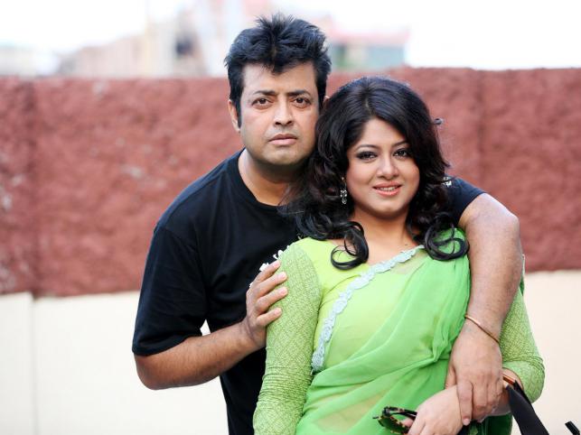স্বামী ওমর সানির সঙ্গে মৌসুমী