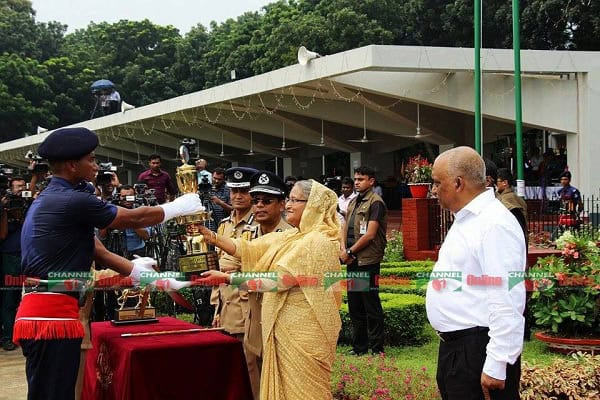 বাংলাদেশ পুলিশে যোগদান অনুষ্ঠানে কর্মকর্তাদের শুভেচ্ছা ও স্বাগত জানানো হচ্ছে. Channel i News - চ্যানেল আই নিউজ