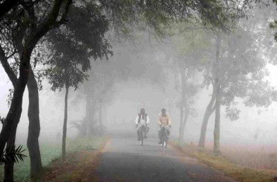 ঘন কুয়াশার মধ্যে দুইজন ব্যক্তি সাইকেল চালাচ্ছে. Channel i News - চ্যানেল আই নিউজ