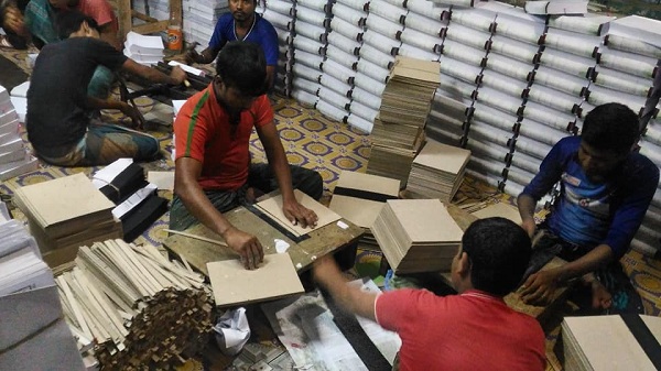 চলছে বই বাঁধাইয়ের কাজ