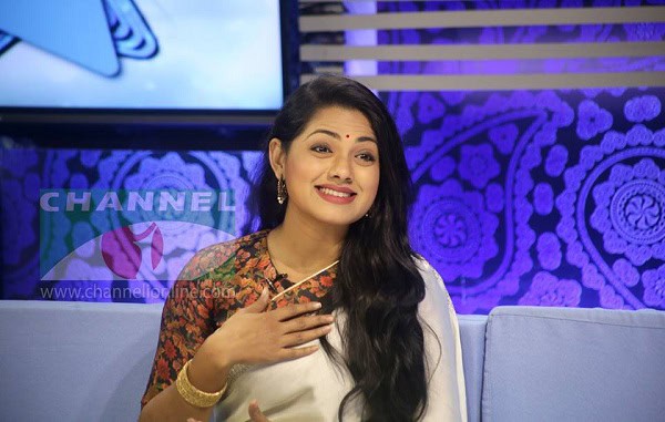 তিশা চ্যানেল আই অনলাইন অনুষ্ঠানে হাস্যোজ্জ্বল মুখে কথা বলছেন. Channel i News - চ্যানেল আই নিউজ