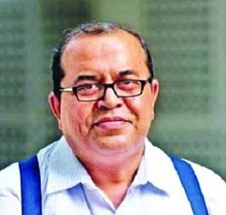 বাংলাদেশের একজন পুরুষ পুলিশ কর্মকর্তা, গ্লাস পরা, হালকা পাজামা পরিহিত. Channel i News - চ্যানেল আই নিউজ