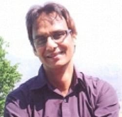 স্মার্ট যুবক হাসিমুখে, ক্যামেরার দিকে তাকিয়ে. Channel i News - চ্যানেল আই নিউজ