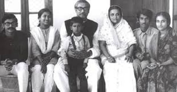 বঙ্গবন্ধু পরিবারের সদস্যরা একসঙ্গে বসে ছবি তুলছেন।. Channel i News - চ্যানেল আই নিউজ