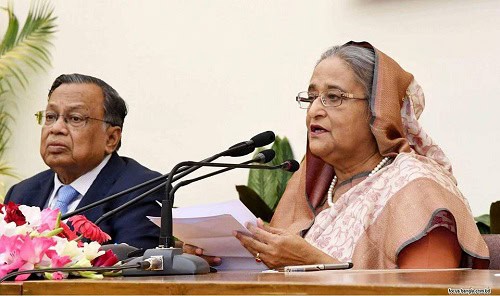 প্রধানমন্ত্রী ও একজন কর্মকর্তা সংবাদ সম্মেলনে অংশগ্রহণ করছেন. Channel i News - চ্যানেল আই নিউজ