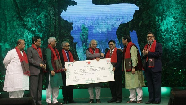 প্রকৃতি ও জীবন ফাউন্ডেশন পদক প্রদান