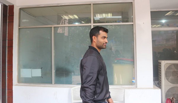 বাংলাদেশি ক্রিকেটার সাকিব আল হাসান হাস্যোজ্জ্বল মুখে দাঁড়িয়ে. Channel i News - চ্যানেল আই নিউজ