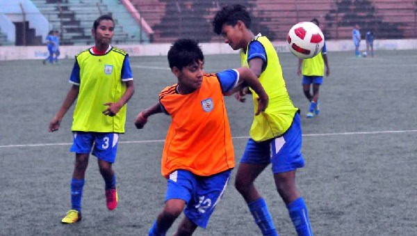 বাংলাদেশি ফুটবল খেলোয়াড়রা মাঠে অনুশীলন করছে।. Channel i News - চ্যানেল আই নিউজ