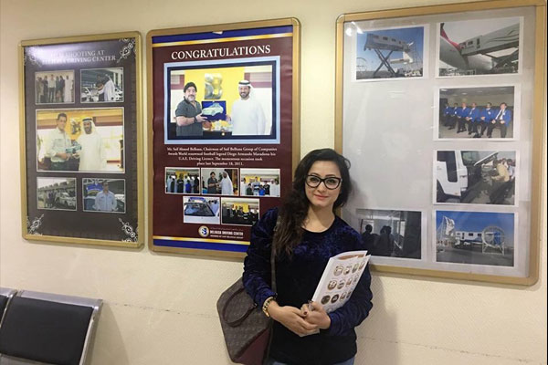 দুবাইতে ড্রাইভিং শিখছেন সুজানা