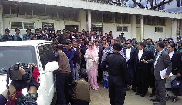 আদালতে খালেদা জিয়া