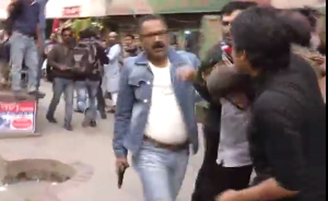 আগ্নেয়াস্ত্র হাতে এক হামলাকারী।