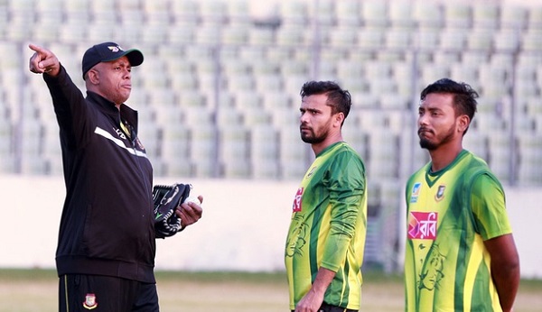 ওয়ালশ ও মাশরাফীর সঙ্গে রাজু