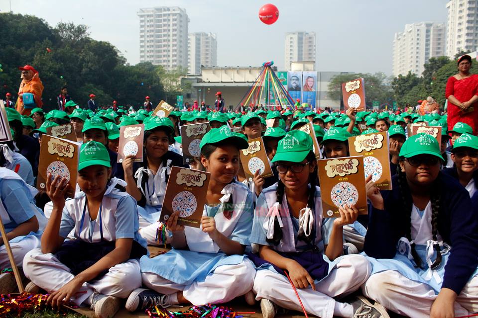 রাজধানীতে বছরের প্রথম দিনে শিক্ষার্থীদের বই উৎসব ২০১৮। ছবি- জাকির সবুজ