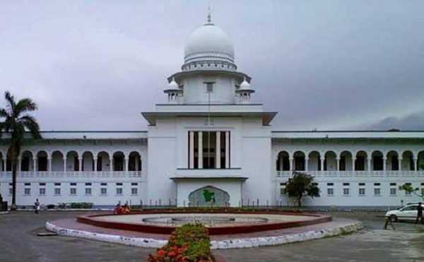 সাংবাদিককে