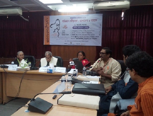 সভায় (বাম দিক থেকে) অধ্যাপক মঞ্জুলা বসু, ইমেরিটাস অধ্যাপক ড. আনিসুজ্জামান, অধ্যাপক ড. মহুয়া মুখোপাধ্যায় এবং ড. অভ্র বসু