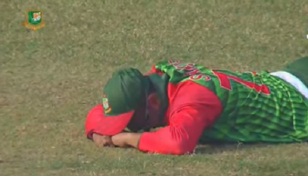 মাটিতে লুটিয়ে কাতরাচ্ছেন