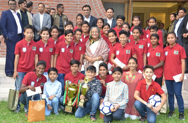 প্রধানমন্ত্রীর ভালোবাসায় সিক্ত শিরোপা-কন্যারা (ছবি: বাফুফে)