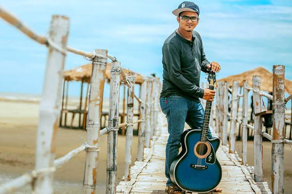 মুক্ত অনন্য মামুন