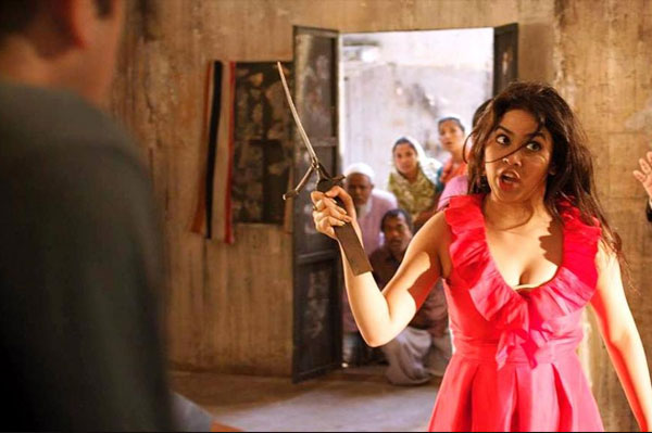 অনিমেষ আইচ পরিচালিত ‘ভয়ংকর সুন্দর’ ছবির একটি দৃশ্যে আশনা হাবিব ভাবনা