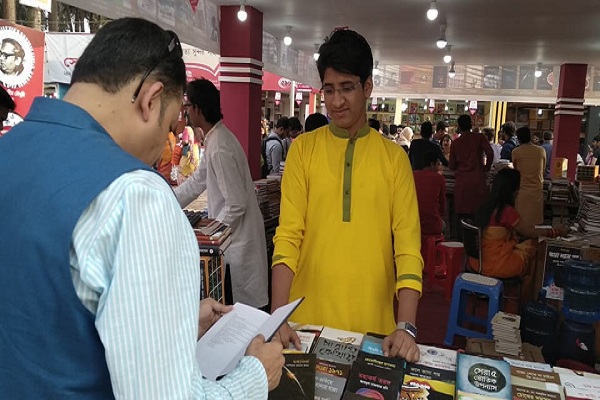 হিমুর সাজে আসা মেহেদী হাসান পড়েন কবি নজরুল কলেজে, বাংলায়। মেলায় এত এত লেখক-পাঠক, দেখতেই ভালো লাগে তার। 