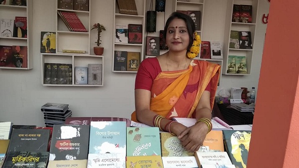 আবিস্কার প্রকাশনীর বিক্রয়কর্মী শিরিন পেশায় গৃহিনী। তিনি বললেন, মেলার পরিবেশটাই অন্যরকম। কাজ করলেও মন ভালো হয়ে যায়। 