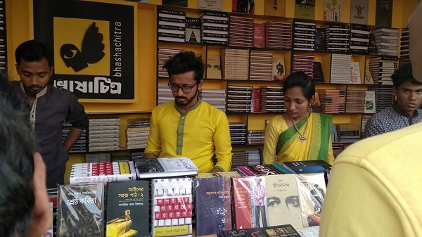 ভাষাচিত্রের দুই বইকর্মী। ব্যস্ততায় কাটছে সময় ফাগুনের রঙে। 