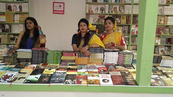 দুই বান্ধবী ইডেনে পড়ছেন, সেকেন্ড ইয়ারে। গল্পে গল্পে কাজ চলে। চলে উৎসব উপভোগ। বইমেলা দারুণ। 