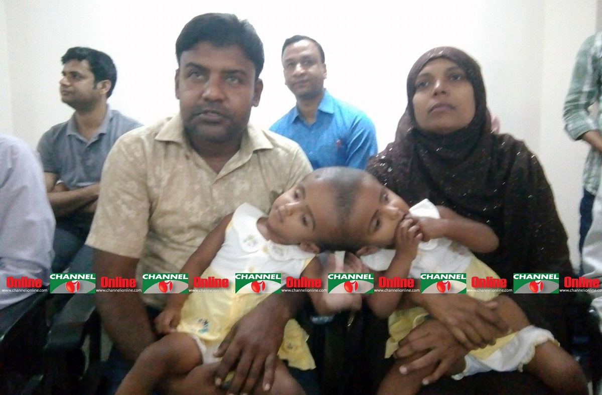 মা-বাবার কোলে মাথা জোড়া লাগানো অবস্থায় জন্ম নেওয়া শিশু রাবেয়া-রুকাইয়া