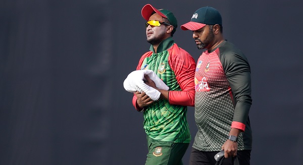 চোট পেয়ে মাঠ ছাড়ছেন সাকিব, যার কারণে ঘরের মাঠে শ্রীলঙ্কার বিপক্ষে টেস্ট ও টি-টুয়েন্টিতে খেলা হয়নি, নিধাস ট্রফিতেও হচ্ছে না