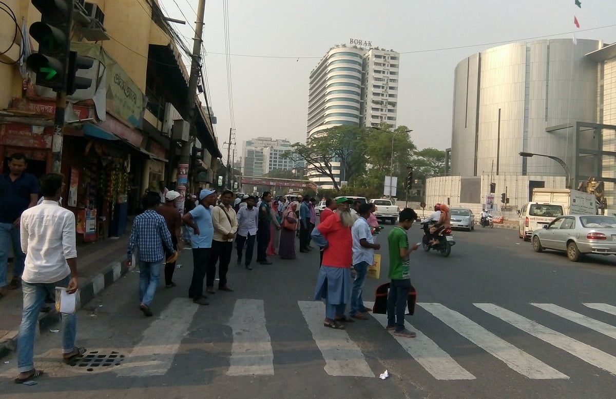 রাজধানীর মোড়ে মোড়ে বাসের অপেক্ষায় দাঁড়িয়ে থাকতে দেখা যায় জনসাধারণকে